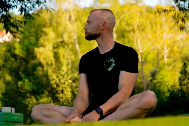 Unser Sommer-Special: Kostenfreie Kursreihe des “Früh-Aufsteher”-Yogas mit Hannes Rosen (Online)