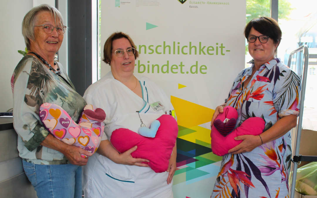 Nähen und Nähe schenken: Herzkissen an Brustzentrum übergeben